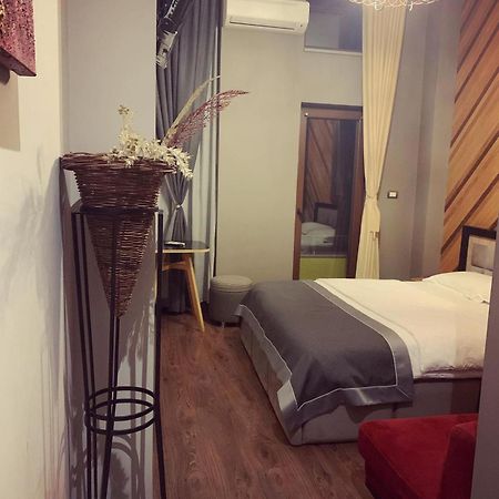 Guest House People Korce Bagian luar foto
