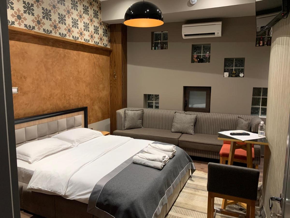 Guest House People Korce Bagian luar foto