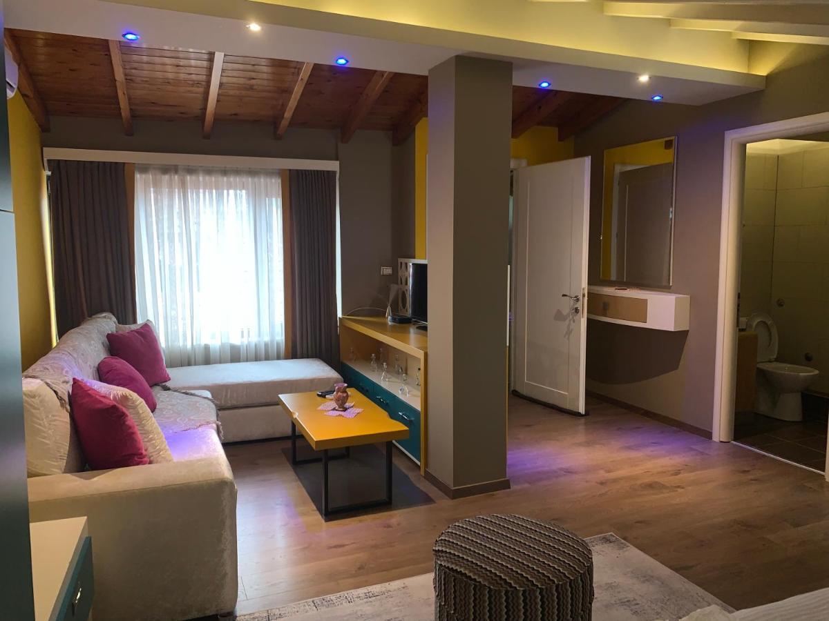 Guest House People Korce Bagian luar foto
