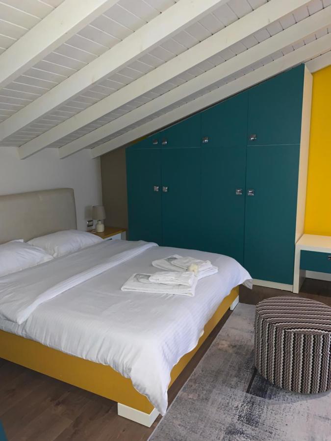 Guest House People Korce Bagian luar foto