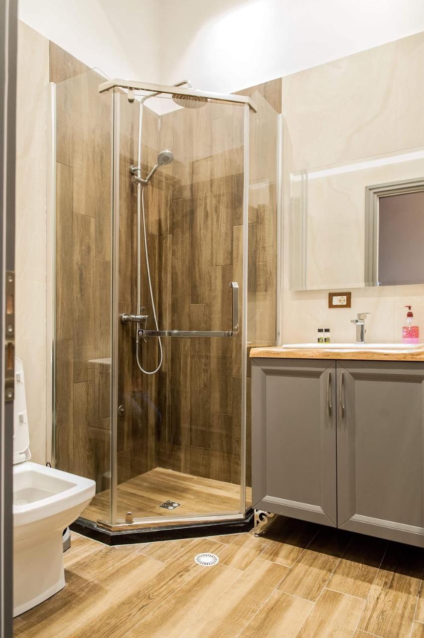 Guest House People Korce Bagian luar foto